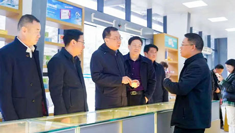 依法服務(wù)保障企業(yè)更好發(fā)展，隴南中院院長萬建軍赴獨(dú)一味制藥調(diào)研指導(dǎo)